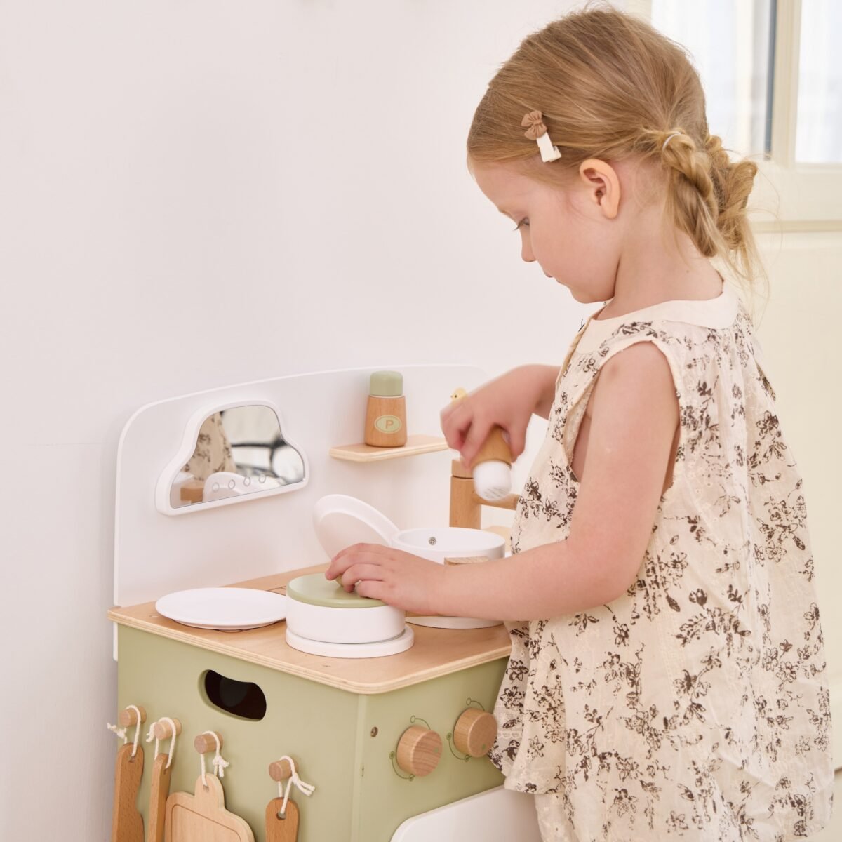 Didelė medinė virtuvėlė su atlenkiamu staliuku ir spintele su užuolaida – Paveikslėlis 9