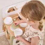 Didelė medinė virtuvėlė su atlenkiamu staliuku ir spintele su užuolaida – Paveikslėlis 10