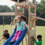 Didelė medinė žaidimų aikštelė su sūpynėmis, čiuožykla, bokšteliu ir smėlio dėže – Paveikslėlis 11