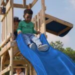 Didelė medinė žaidimų aikštelė su sūpynėmis, čiuožykla, bokšteliu ir smėlio dėže – Paveikslėlis 12