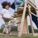 Didelė medinė žaidimų aikštelė su sūpynėmis, čiuožykla, bokšteliu ir smėlio dėže – Paveikslėlis 13