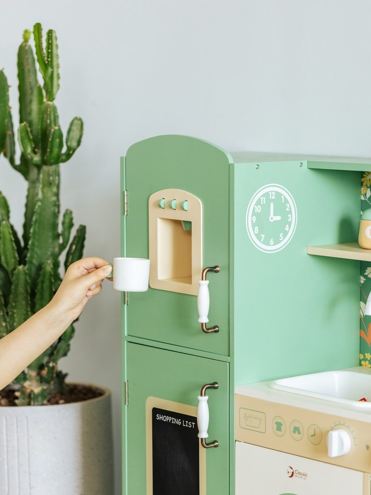 Didelė medinė virtuvėlė vaikams su indaplove ir rašymo lenta – Paveikslėlis 4