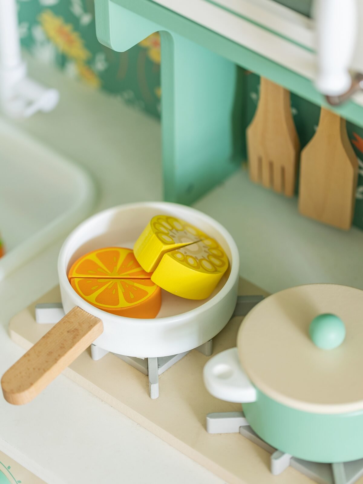 Didelė medinė virtuvėlė vaikams su indaplove ir rašymo lenta – Paveikslėlis 6