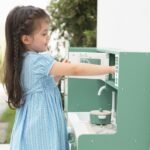 Didelė medinė virtuvėlė vaikams su indaplove ir rašymo lenta – Paveikslėlis 8