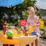 Vandens ir smėlio stalas su skėčiu ir burbulų mašina – Paveikslėlis 2