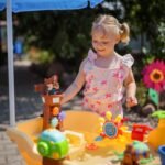 Vandens ir smėlio stalas su skėčiu ir burbulų mašina – Paveikslėlis 7