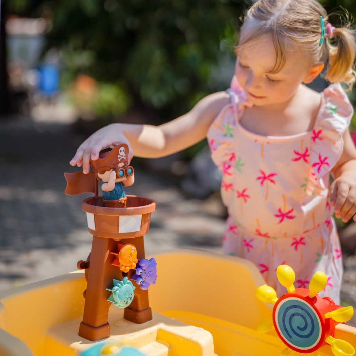 Vandens ir smėlio stalas su skėčiu ir burbulų mašina – Paveikslėlis 9