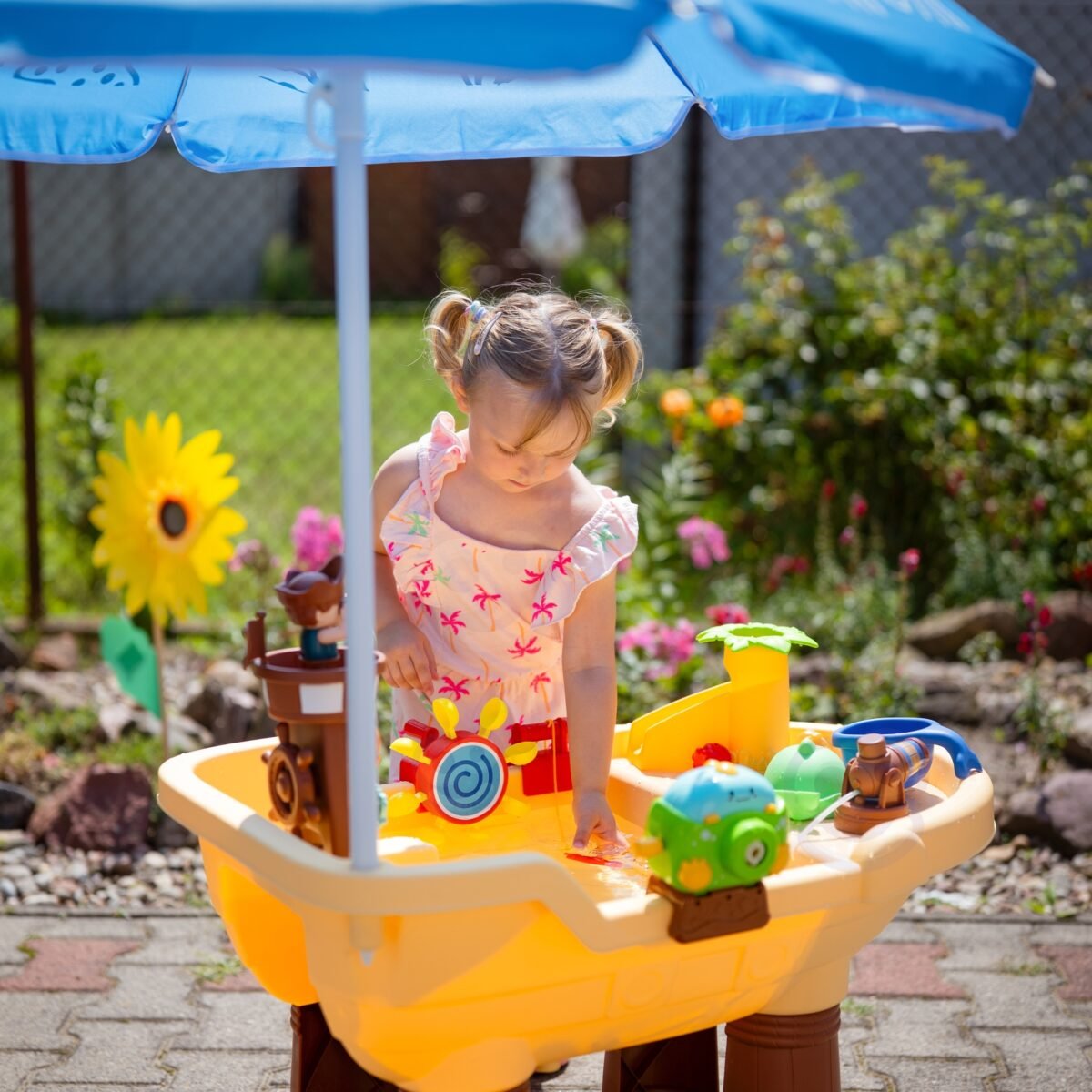 Vandens ir smėlio stalas su skėčiu ir burbulų mašina – Paveikslėlis 10