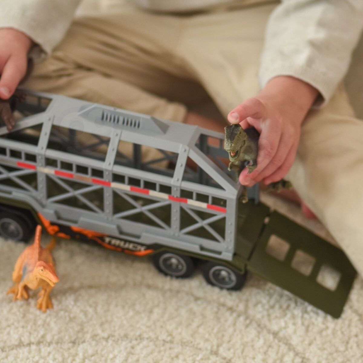 Dinozaurų sunkvežimis su figūrėlėmis, garsais ir šviesomis – Paveikslėlis 4