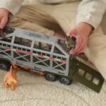 Dinozaurų sunkvežimis su figūrėlėmis, garsais ir šviesomis – Paveikslėlis 4