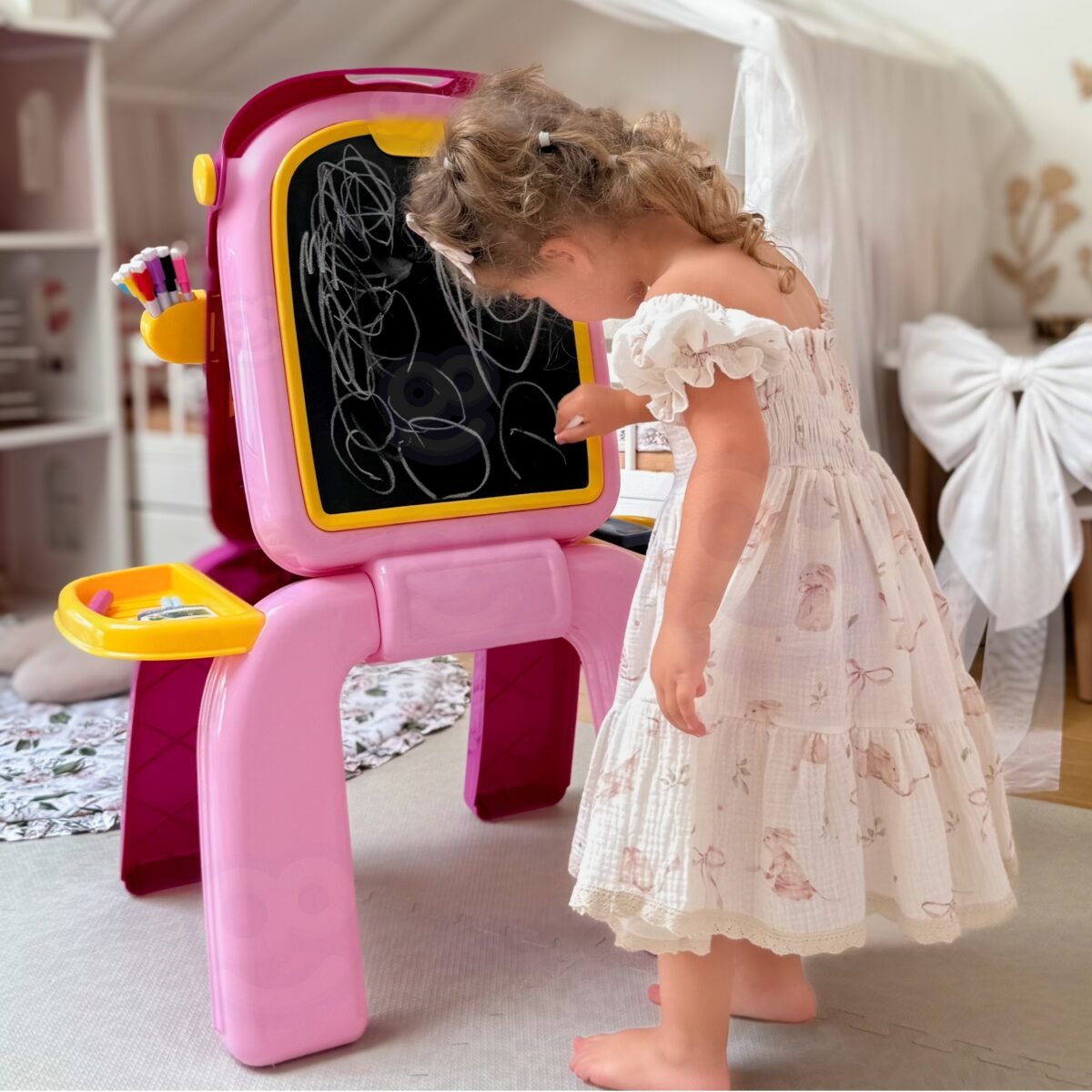 Dvipusė edukacinė lenta su flomasteriais, kreidelėmis ir magnetukais – Paveikslėlis 3