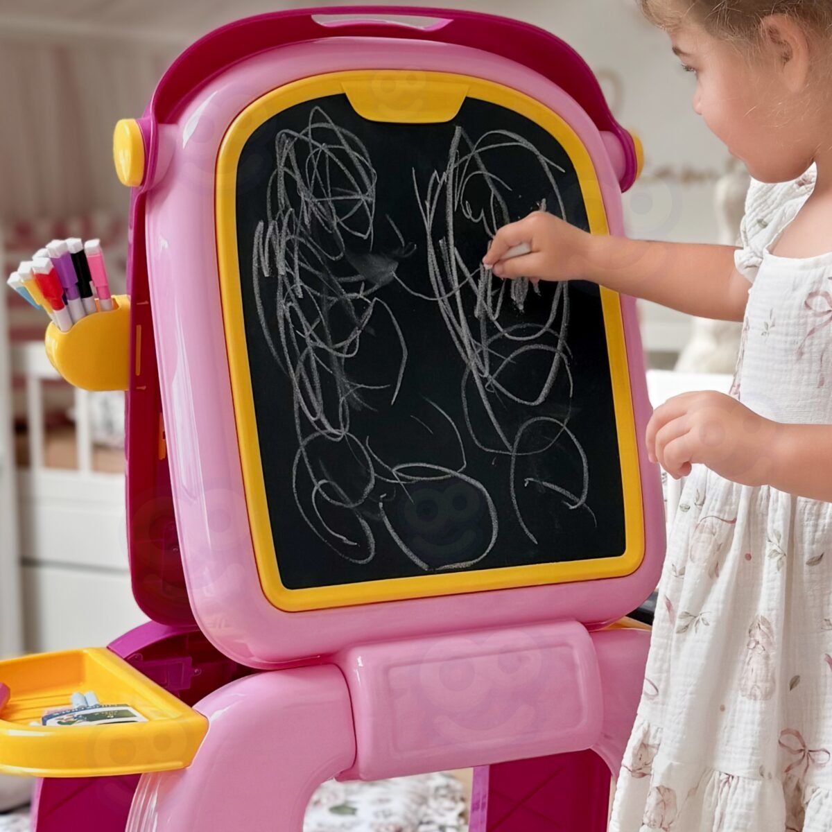 Dvipusė edukacinė lenta su flomasteriais, kreidelėmis ir magnetukais – Paveikslėlis 4