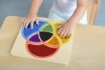 Edukacinė lenta su spalvotais veidrodėliais spalvų pažinimui