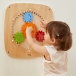 Edukacinė medinė sieninė lenta su spalvotais krumpliaračiais – Paveikslėlis 2