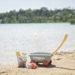 Ekologiškas smėlio žaidimų rinkinys su karučiu, kibirėliu ir priedais – Paveikslėlis 3