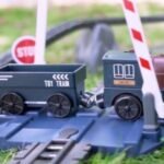 Elektrinis traukinio rinkinys su krovininiais vagonais ir 90 dalių trasa
