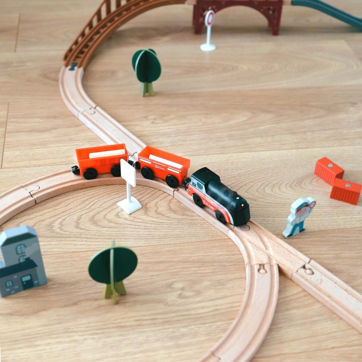 Elektrinis traukinys su magnetiniais vagonėliais – Paveikslėlis 7