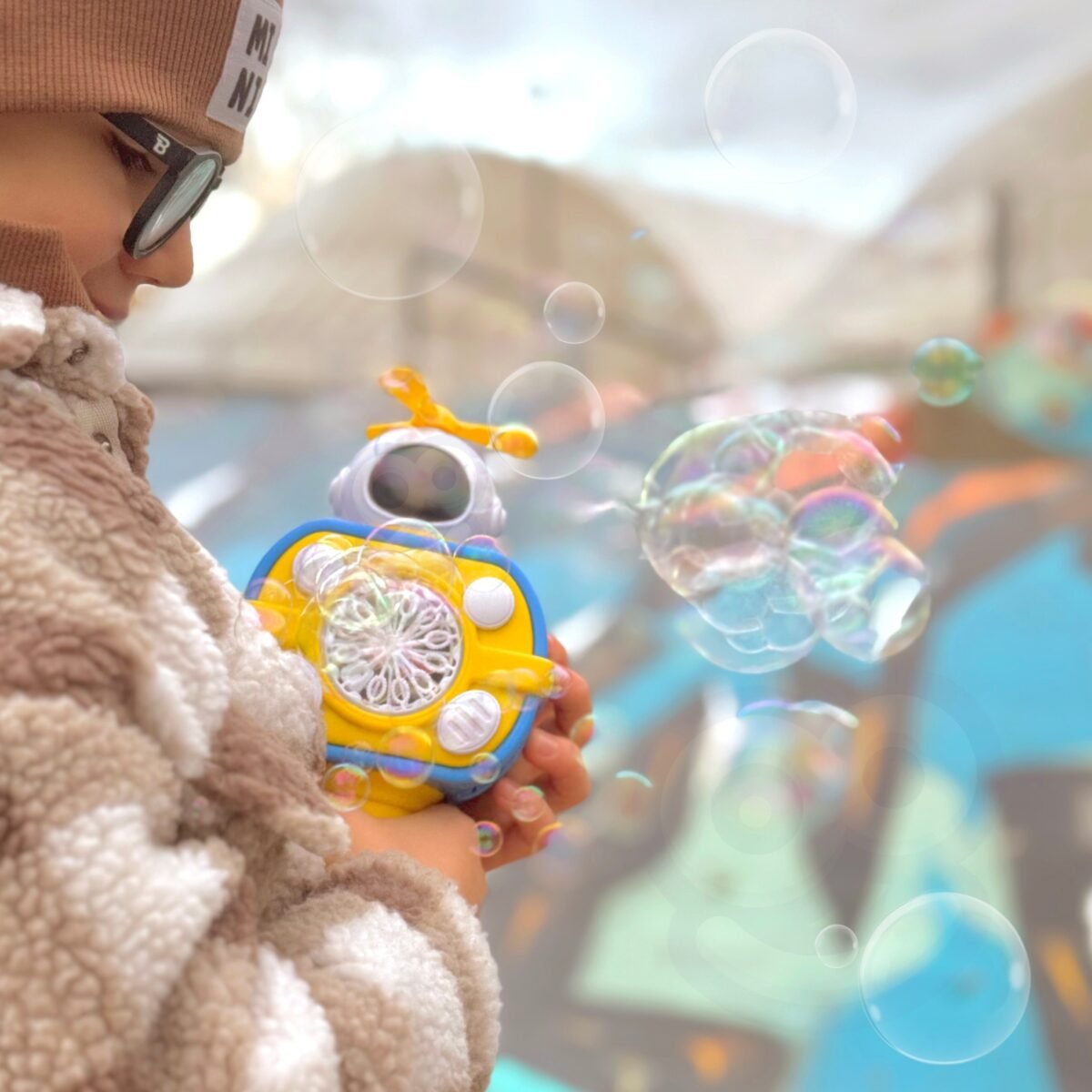 Geltonas astronauto burbulų leistuvas su šviesomis ir virvele – Paveikslėlis 2