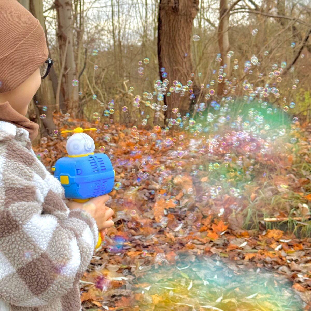 Geltonas astronauto burbulų leistuvas su šviesomis ir virvele – Paveikslėlis 4