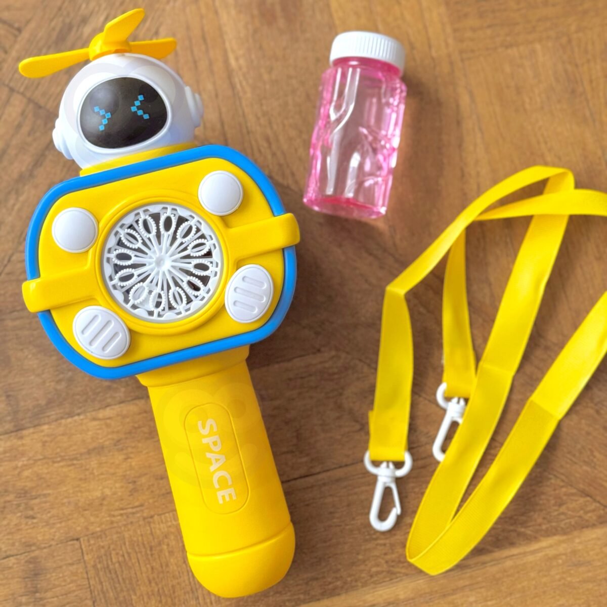 Geltonas astronauto burbulų leistuvas su šviesomis ir virvele – Paveikslėlis 5