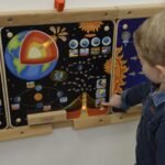 Interaktyvi mokomoji lenta Žemės ir Mėnulio pažinimui