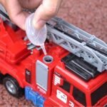 Interaktyvus gaisrinis automobilis su ištraukiamomis kopėčiomis ir vandens patranka