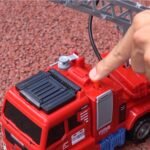 Interaktyvus gaisrinis automobilis su ištraukiamomis kopėčiomis ir vandens patranka