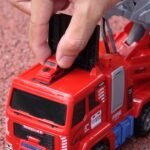 Interaktyvus gaisrinis automobilis su ištraukiamomis kopėčiomis ir vandens patranka
