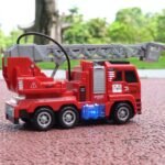 Interaktyvus gaisrinis automobilis su ištraukiamomis kopėčiomis ir vandens patranka