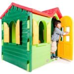 Kaimo stiliaus sodo žaidimų namelis su virtuvėle