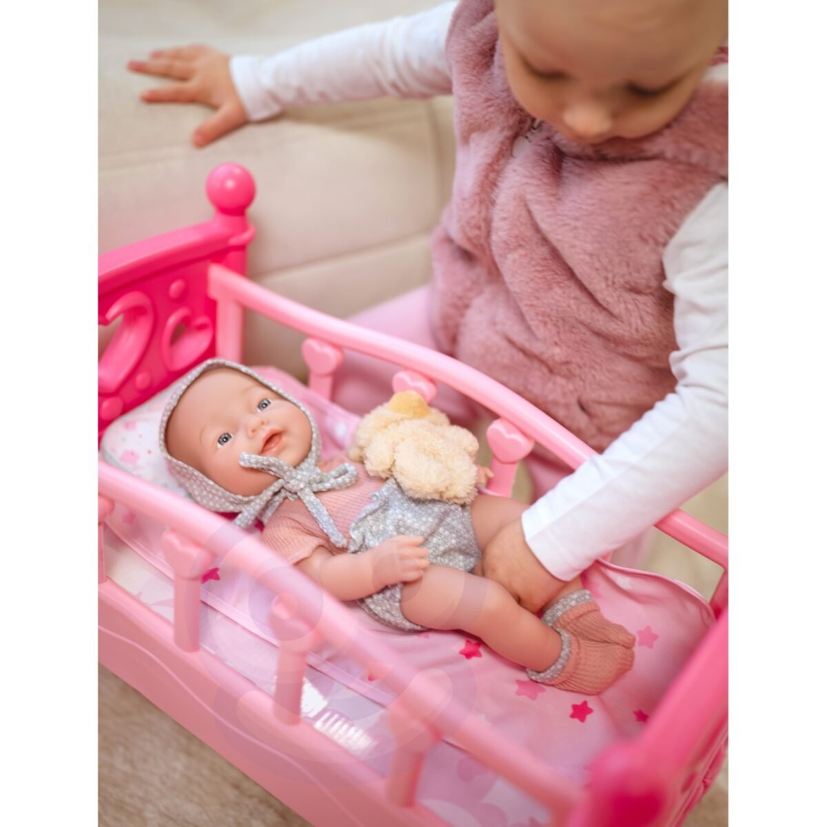 Kūdikio lėlė su rūbeliais, meškiuku ir maitinimo priedais – Paveikslėlis 3