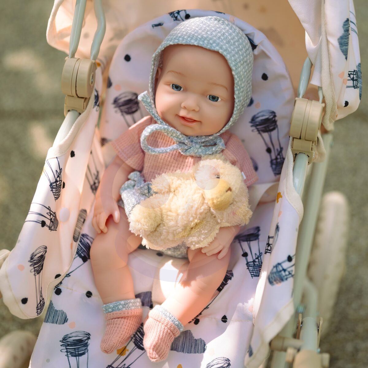 Kūdikio lėlė su rūbeliais, meškiuku ir maitinimo priedais – Paveikslėlis 4