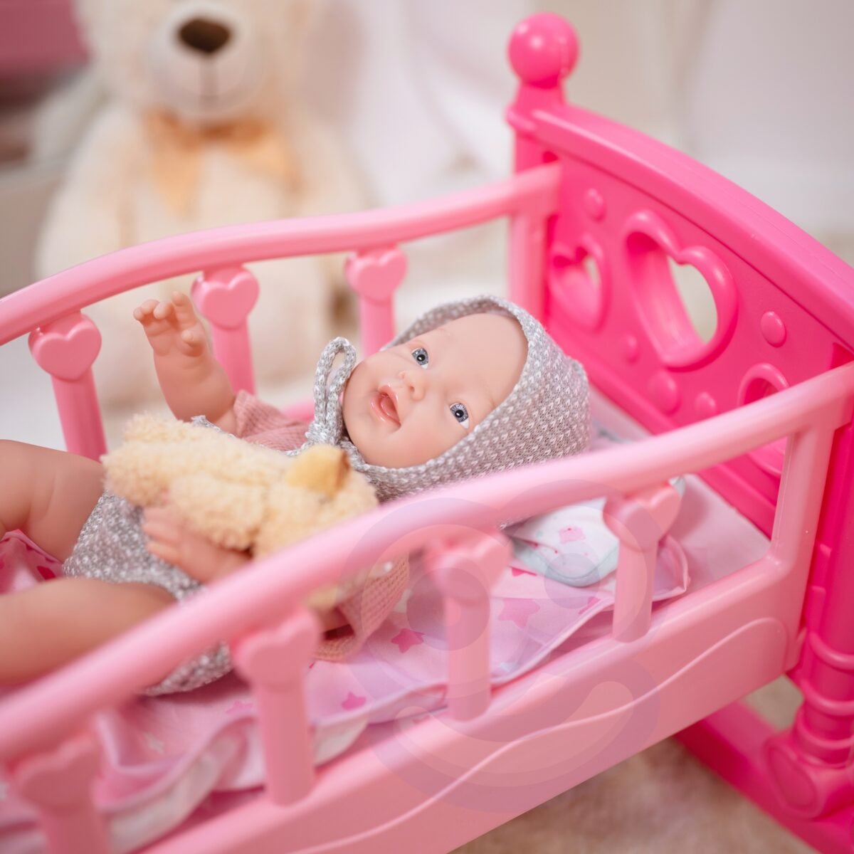 Kūdikio lėlė su rūbeliais, meškiuku ir maitinimo priedais – Paveikslėlis 6