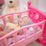 Kūdikio lėlė su rūbeliais, meškiuku ir maitinimo priedais – Paveikslėlis 6