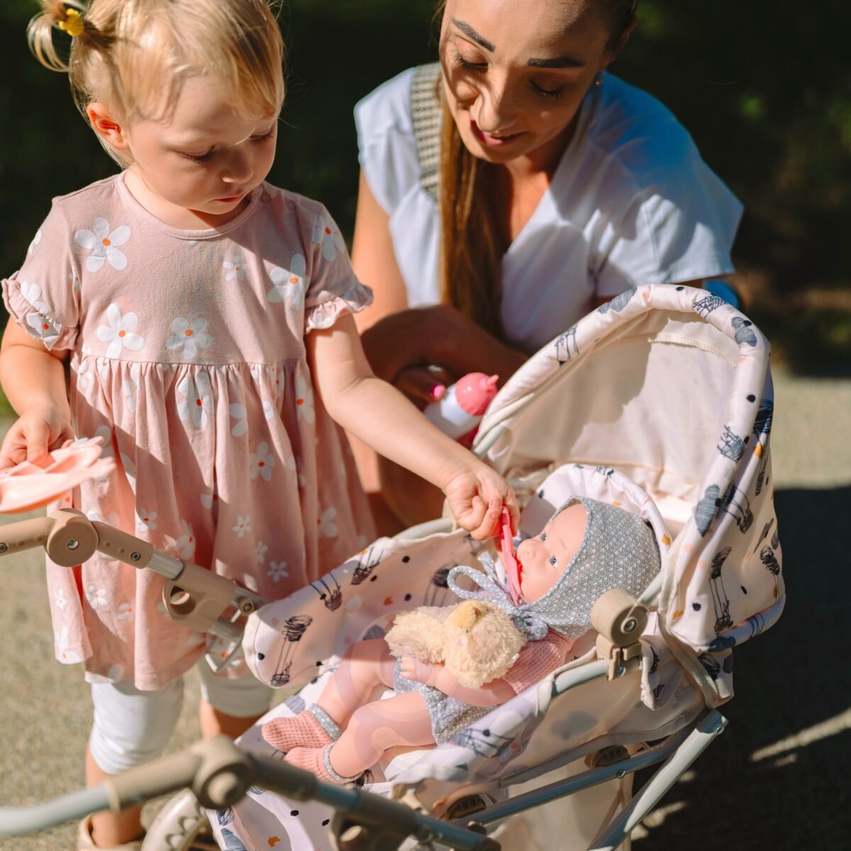 Kūdikio lėlė su rūbeliais, meškiuku ir maitinimo priedais – Paveikslėlis 7