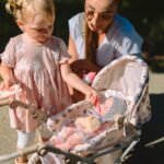 Kūdikio lėlė su rūbeliais, meškiuku ir maitinimo priedais – Paveikslėlis 7