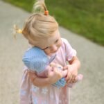 Kūdikio lėlė su rūbeliais, meškiuku ir maitinimo priedais – Paveikslėlis 8