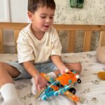 Lavinamasis lėktuvo konstravimo rinkinys su įrankiais ir lipdukais
