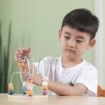 Lavinamasis medinis karoliukų labirintas su gyvūnėliais