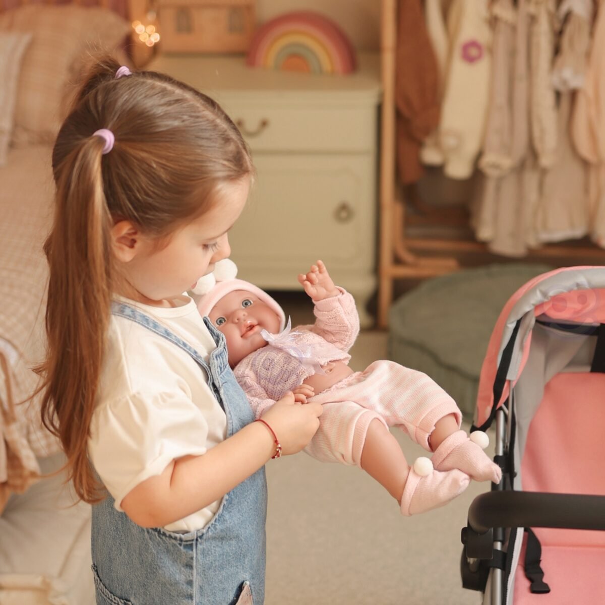 Lėlė kūdikėlis su apranga ir kepure – Paveikslėlis 4