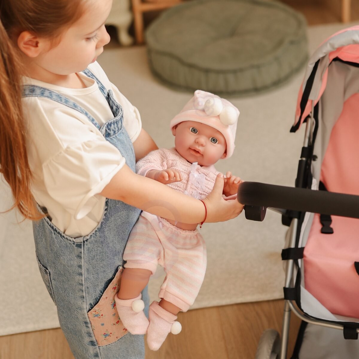 Lėlė kūdikėlis su apranga ir kepure – Paveikslėlis 5