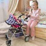 Lėlių vežimėlis su reguliuojama sėdyne, rankena ir besisukančiais ratais