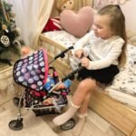 Lėlių vežimėlis su reguliuojama sėdyne, rankena ir besisukančiais ratais