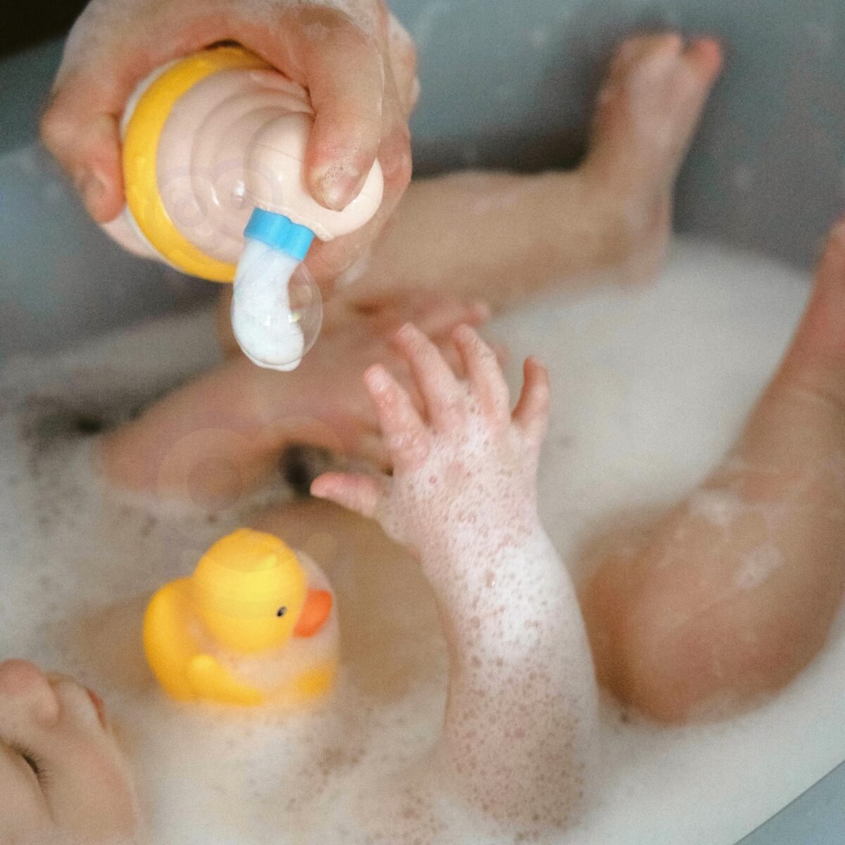 Maudynių žaislų rinkinys su ančiuku, puodeliu ir vandens žaislu – Paveikslėlis 3