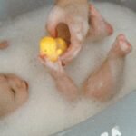 Maudynių žaislų rinkinys su ančiuku, puodeliu ir vandens žaislu – Paveikslėlis 4