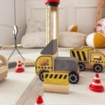 Medinė statybvietė su dideliu judančiu kranu ir statybiniu transportu