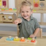 Medinė Montessori spalvų ir dydžių dėlionė su rankenėlėmis