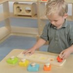 Medinė Montessori spalvų ir dydžių dėlionė su rankenėlėmis