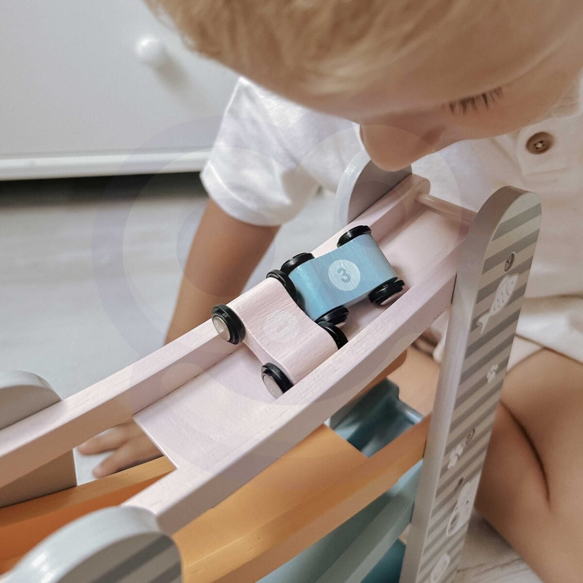 Medinė automobiliukų nusileidimo trasa su keturiomis mašinėlėmis – Paveikslėlis 3