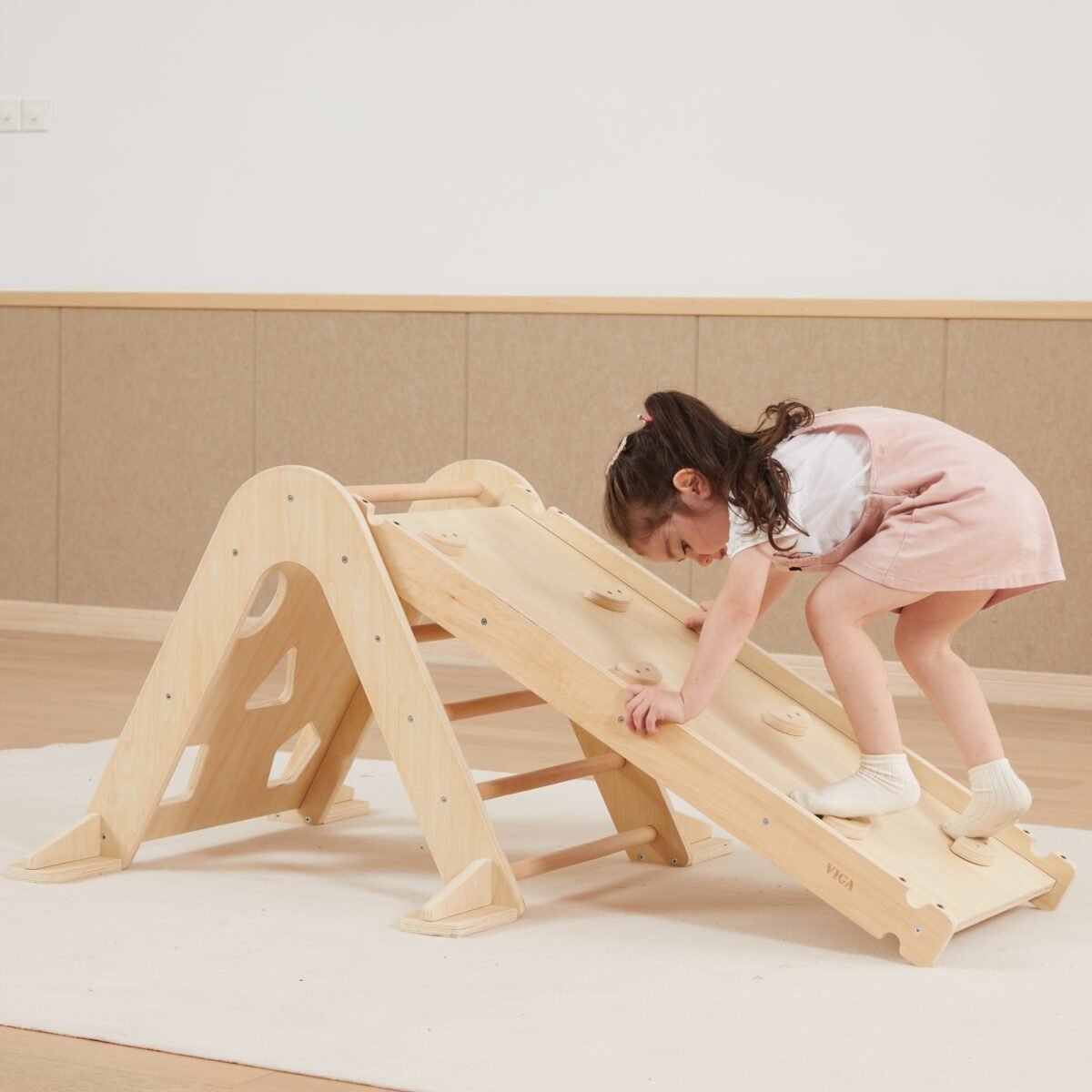 Medinė dvipusė čiuožykla su laipiojimo sienele – Paveikslėlis 2